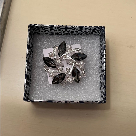 Jewelry - NWT: Teardrop Gray Stone/Pearl Brooch